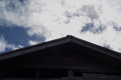 廃屋の上は束の間の晴れ間・・・