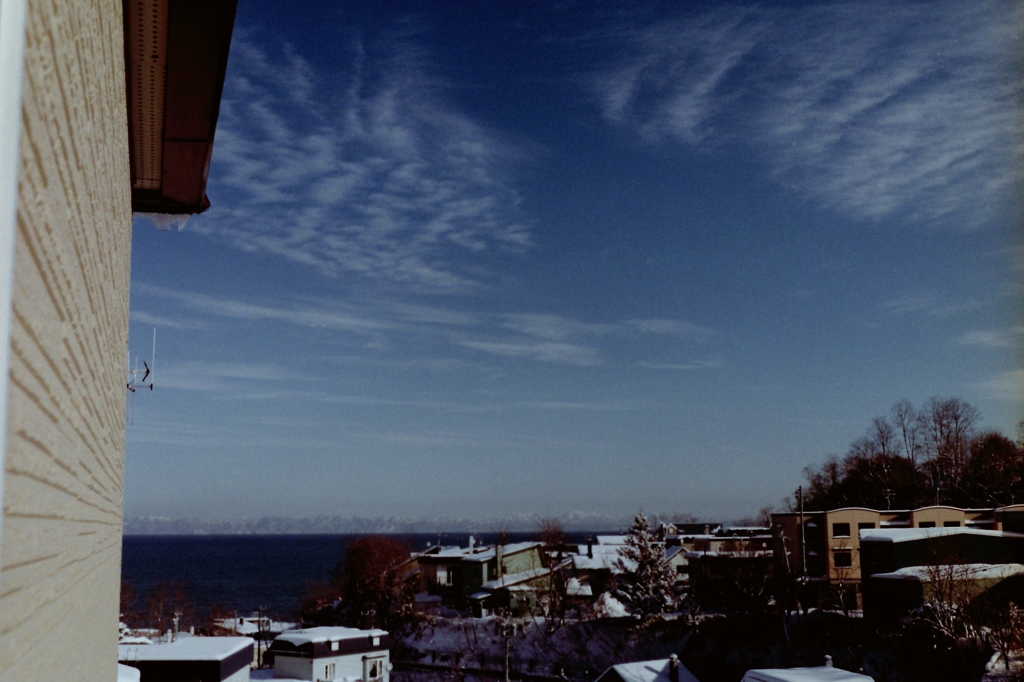 居間から見る束の間の青空。
