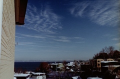 居間から見る束の間の青空。