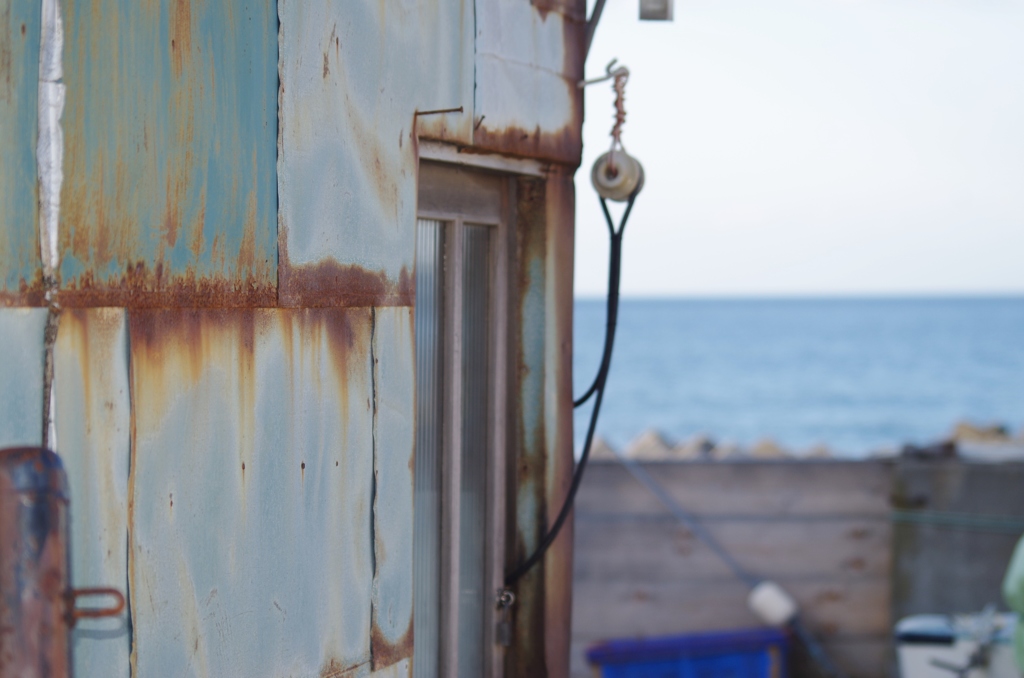 トタン小屋と海と