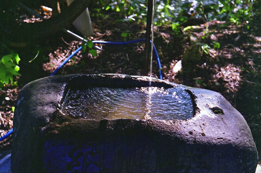 石に水