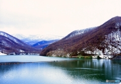 春先のダム湖