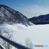 積雪のダム湖