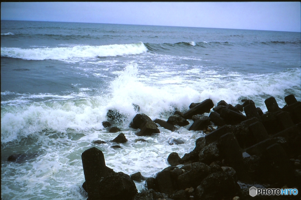 曇天　前浜の波・・・