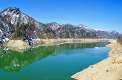 渇水のダム湖のその先