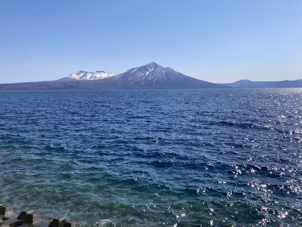 春の支笏湖の風