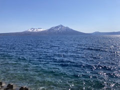 春の支笏湖の風