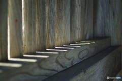 格子から漏れる日差し