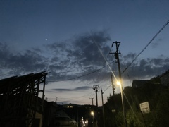 夜来たれり…