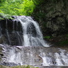 平和の滝で