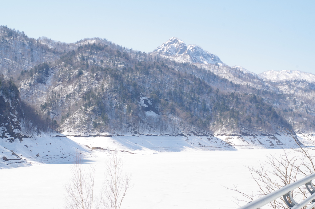 湖面はまだ雪