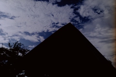 目を細めればギザの気分か？