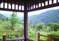 東屋の一角で・・