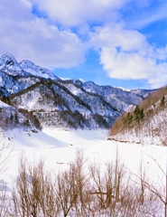 積雪のダム湖