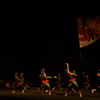 闇夜に舞う