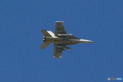 上空にF-18