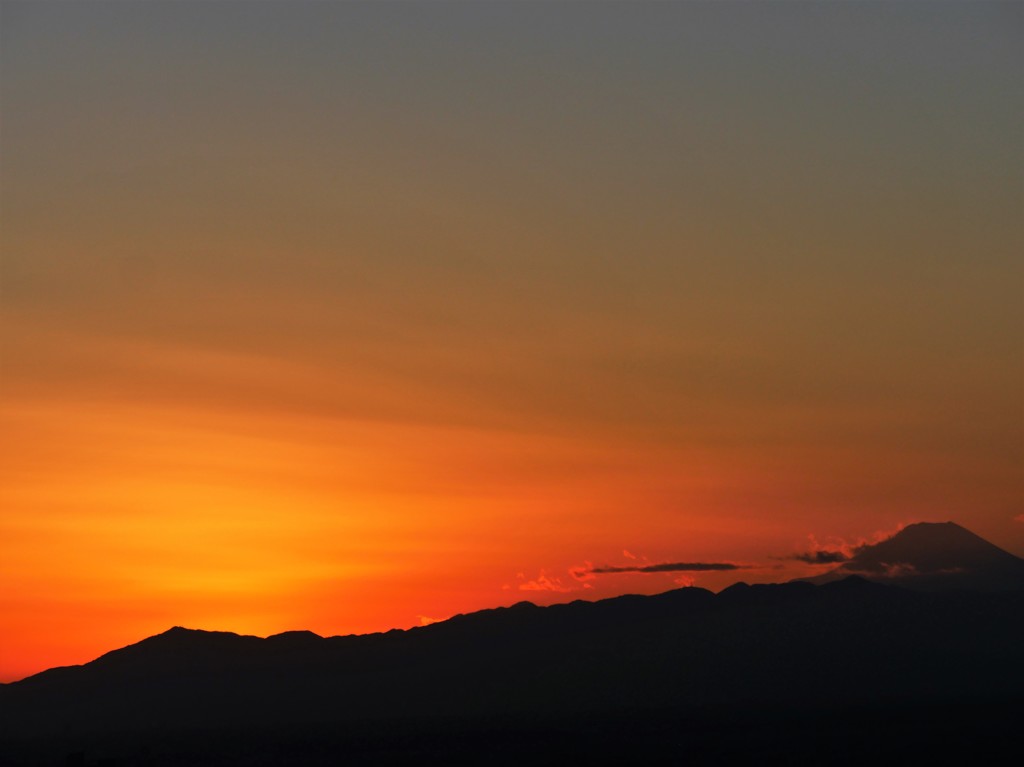 遠景の富士山と夕暮れ