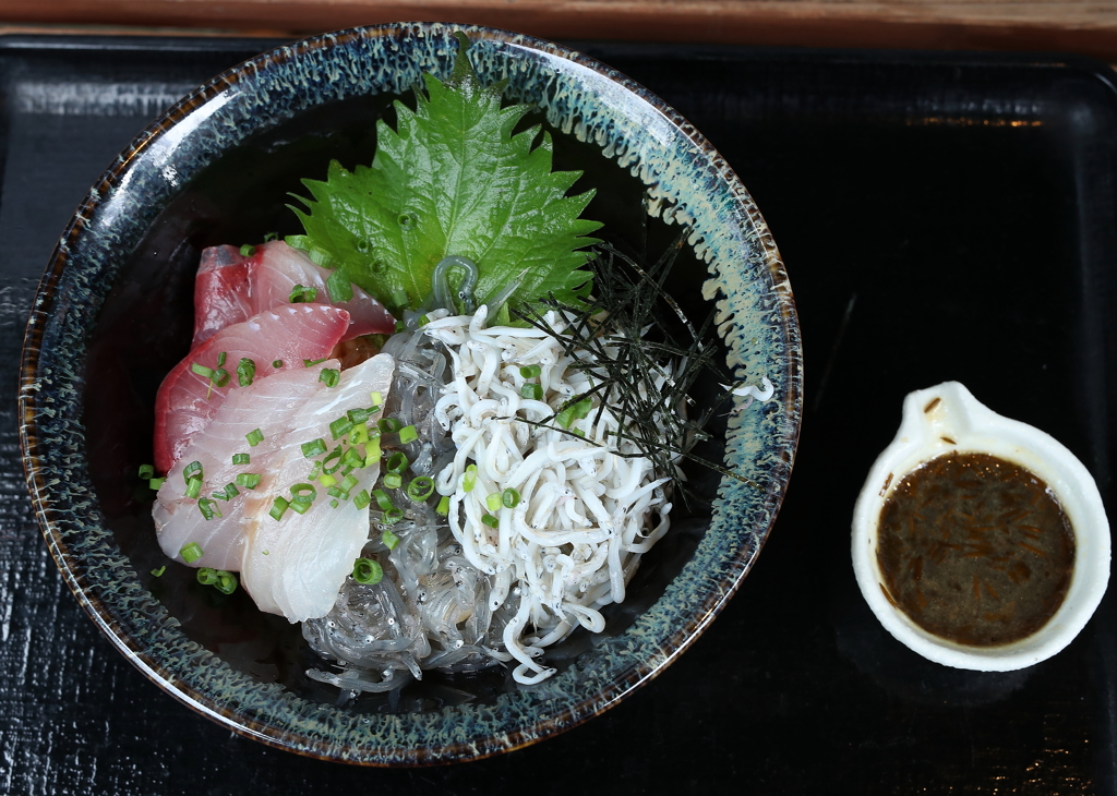 生しらす海鮮丼