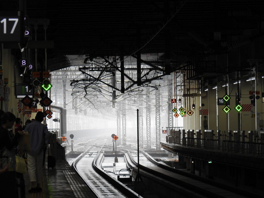 ホームの外は雨