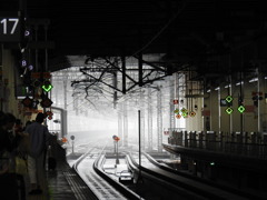 ホームの外は雨