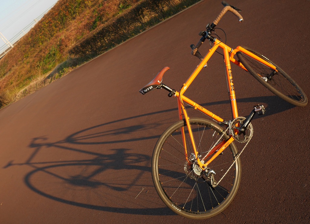 朝日と自転車