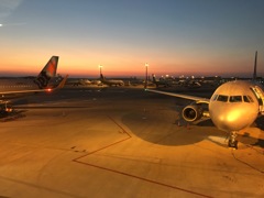 夜明けの成田空港