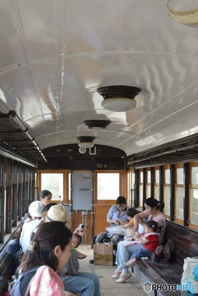 今は動かない電車の中
