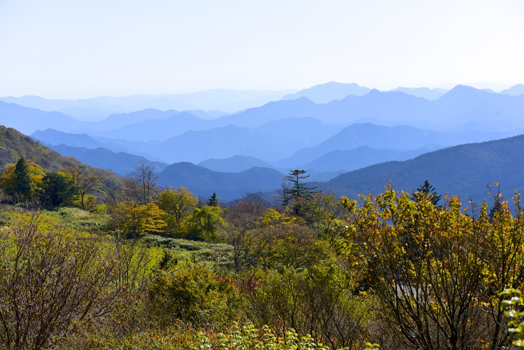 蒼い山並みと紅葉