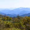 蒼い山並みと紅葉