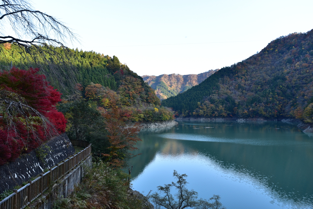 紺碧の湖と紅葉