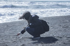 砂浜 女子 なびく