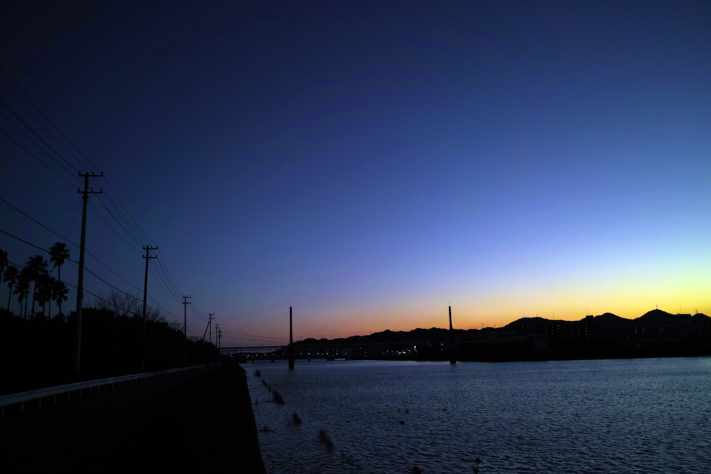 夕焼けと暗い道