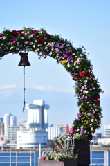 名古屋港ポートビル、花飾りの向こうに。