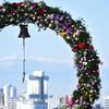 名古屋港ポートビル、花飾りの向こうに。
