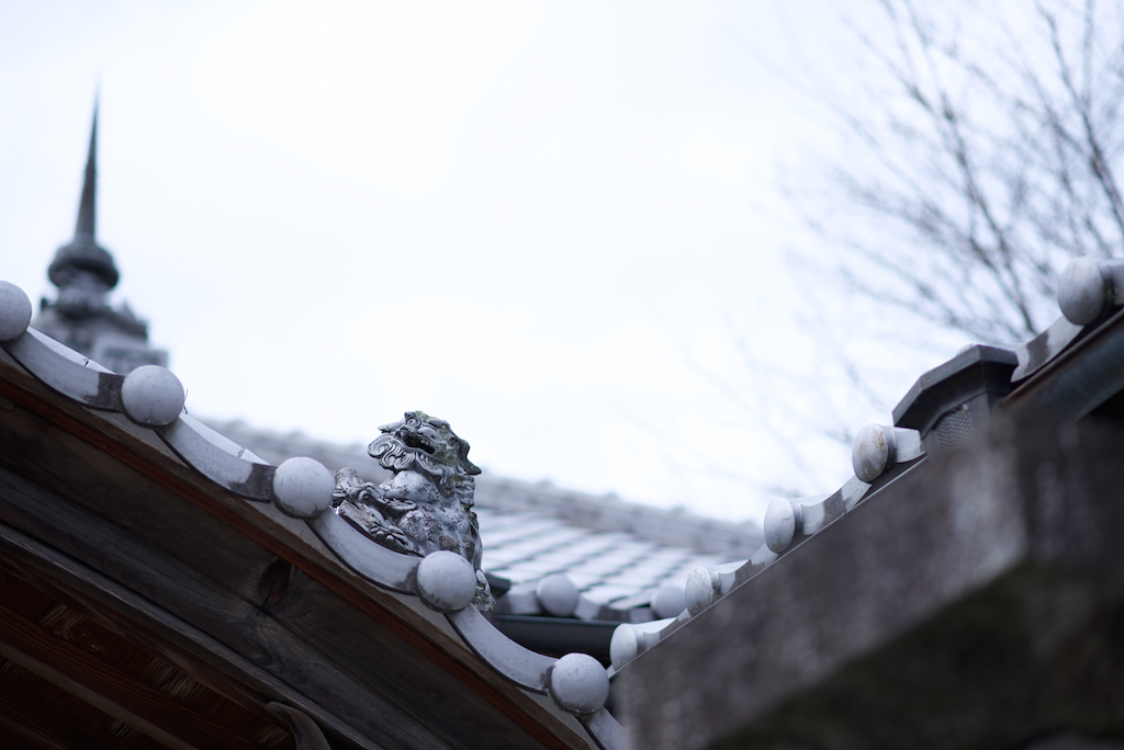 屋根の守り