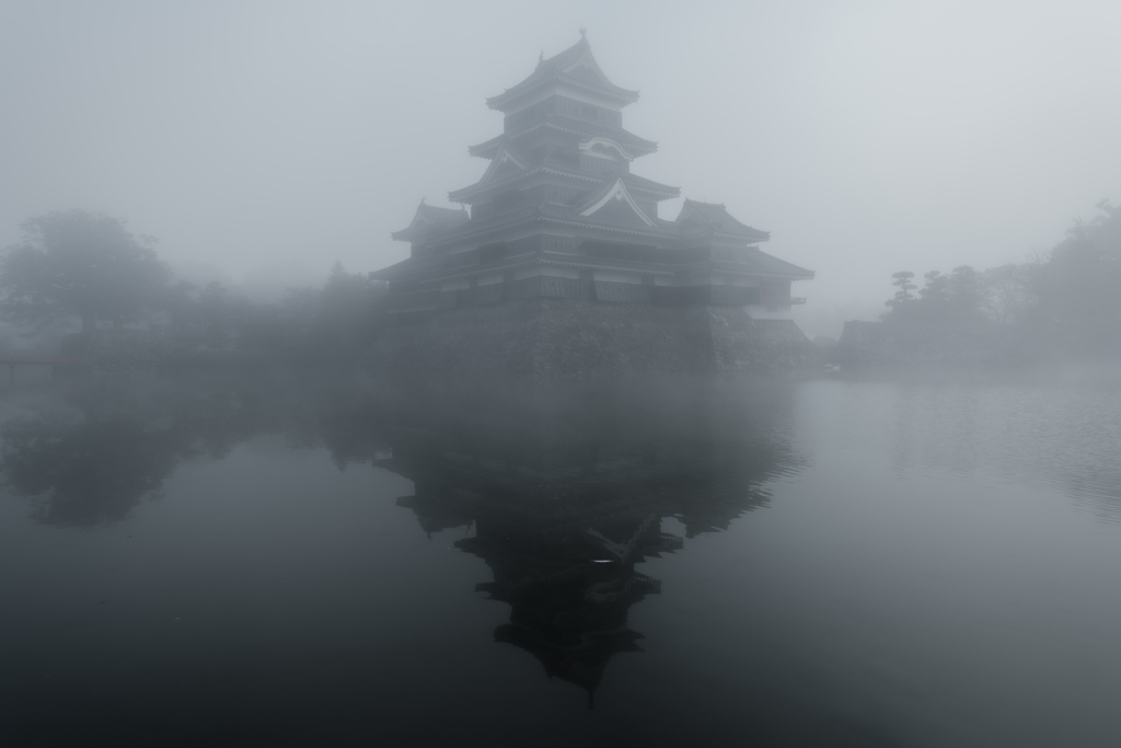 霧の烏城