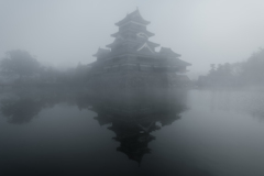 霧の烏城