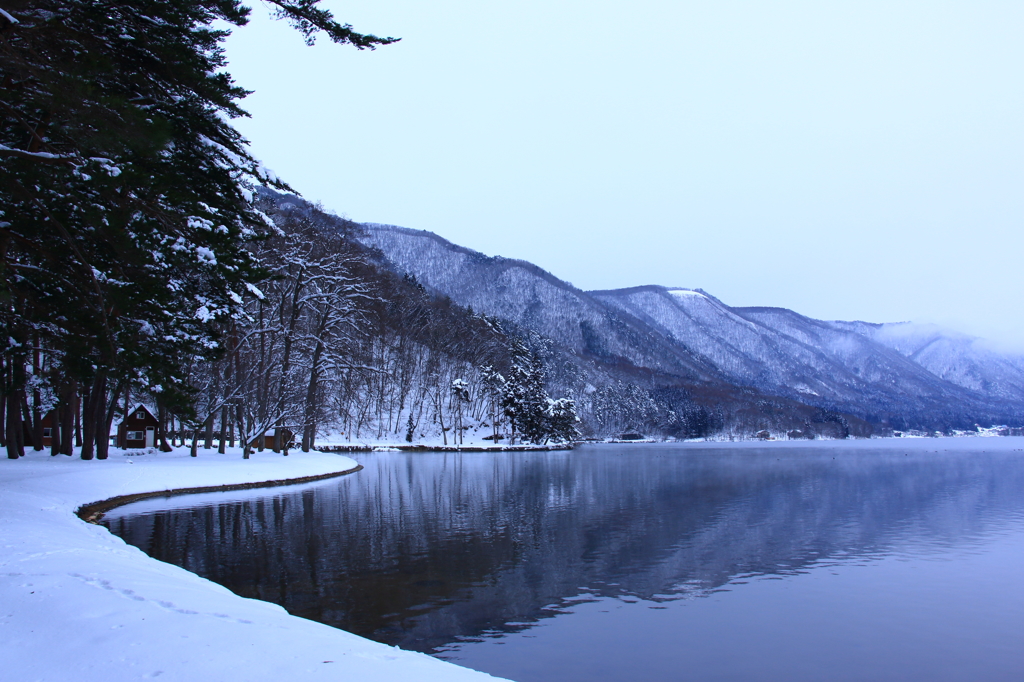 雪の木崎湖