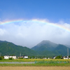 雨上がりの空に七色の虹が架かる