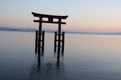 琵琶湖に浮かぶ鳥居