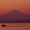夕闇に浮かぶ富士