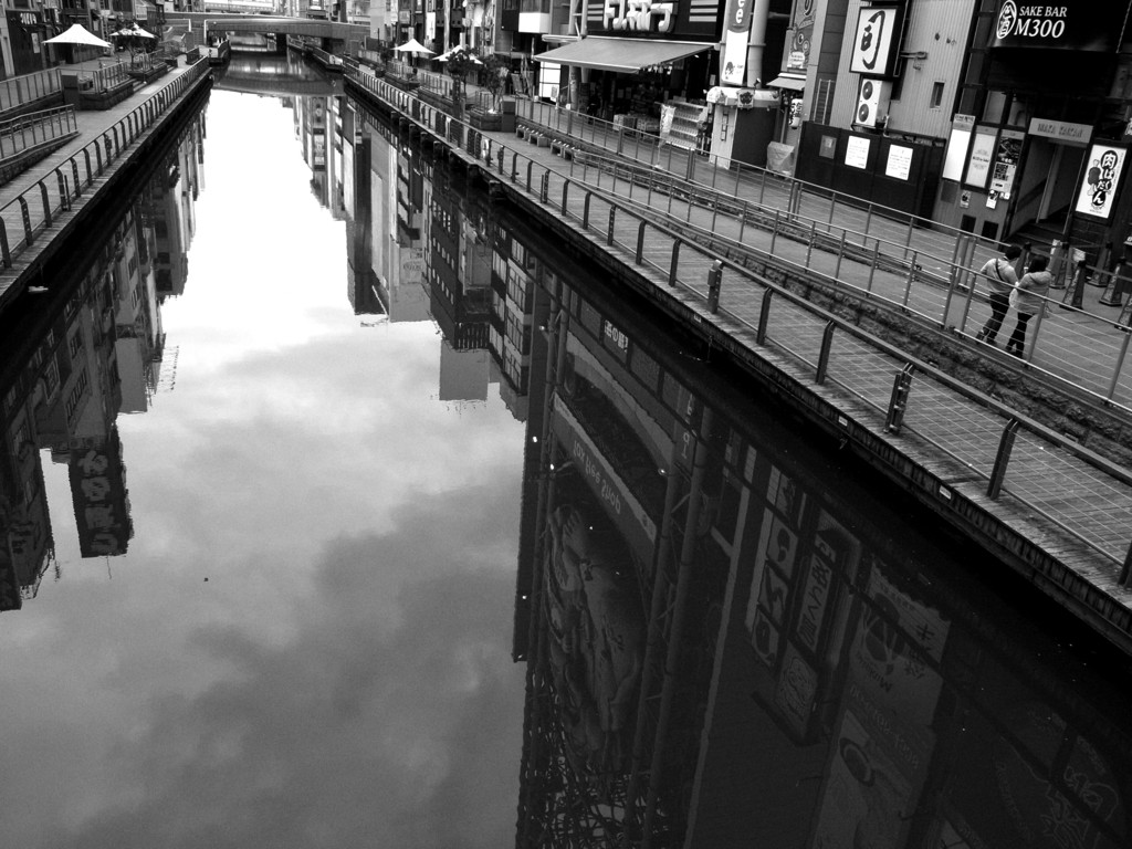 monochrome city 