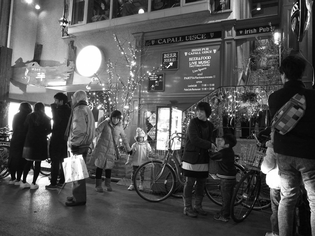 土曜の夜の老若男女