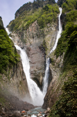 称名滝（左）とハンノキ滝（右）