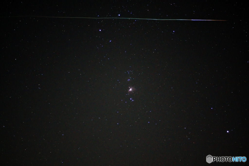 三ツ星を通過する流星