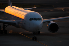 夕焼けの飛行機