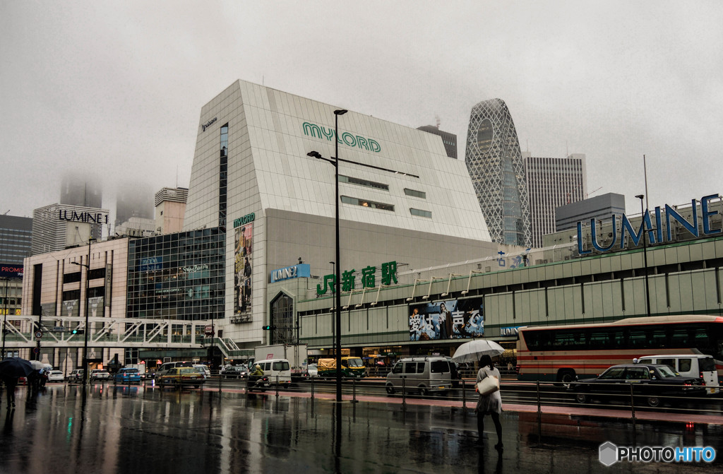 雨の日の新宿南口