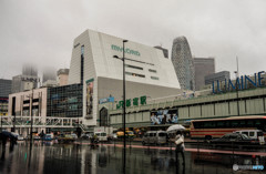 雨の日の新宿南口