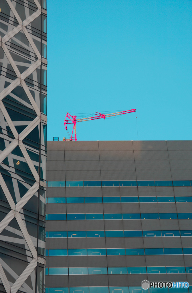 赤いクレーンのある風景