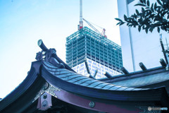 稲荷神社と超高層ビル